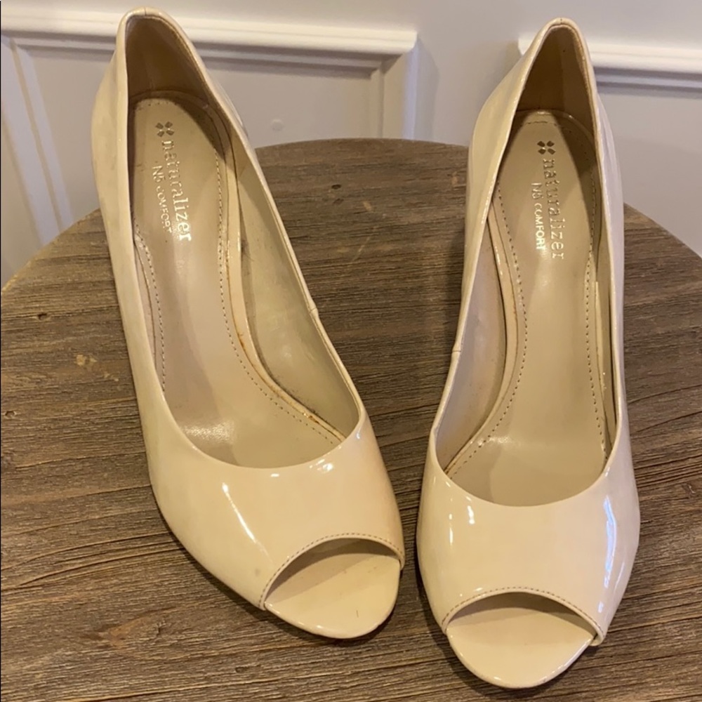 Naturalizer cream pumps size 8